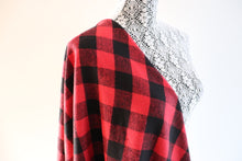 Load image into Gallery viewer, Blanket shawl/scarf (red/black)