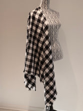 Load image into Gallery viewer, Blanket Shawl/Scarf (white/black)